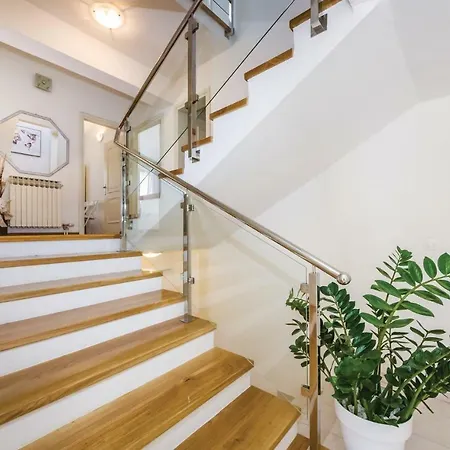 Five Bedroom Holiday In Biograd