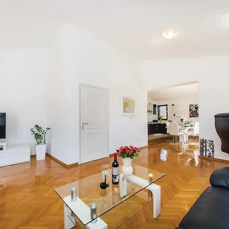 Дом отдыха Five Bedroom Holiday In Biograd *