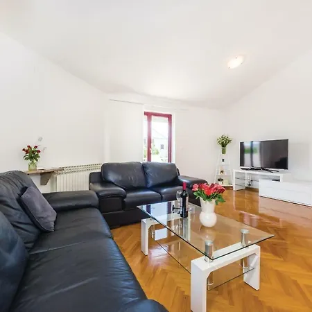Five Bedroom Holiday In Biograd *