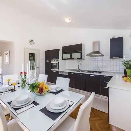 Five Bedroom Holiday In Biograd Дом отдыха *