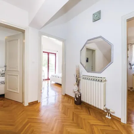 Five Bedroom Holiday In Biograd