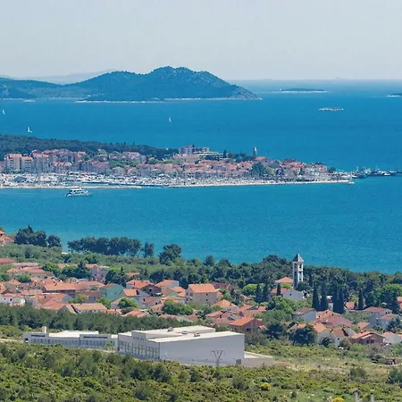 Five Bedroom Holiday In Biograd Weißenburg