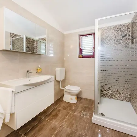 Ferienhaus Five Bedroom Holiday In Biograd